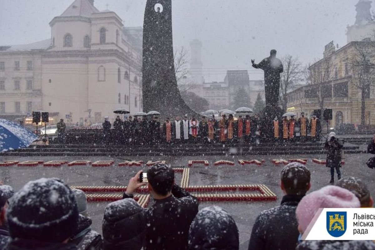 У Львові спільною молитвою та запаленням тисяч лампадок вшанували пам’ять жертв Голодоморів