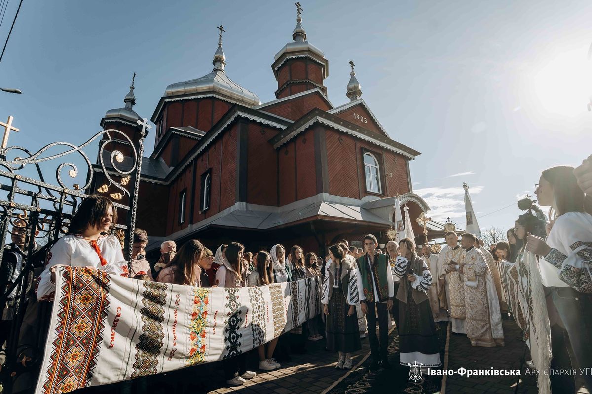 Митрополит Володимир Війтишин очолив святкування 120-ліття храму у смт. Солотвин, де висвятив чотирьох священників