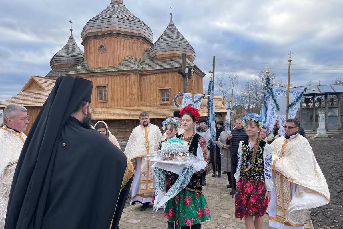 Владика Петро Лоза очолив Літургію у щойно відреставрованій 300-літній церкві на Львівщині