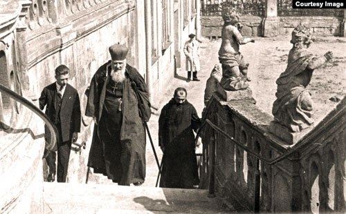Митрополит Андрей Шептицький піднімається сходами у Святоюрський собор