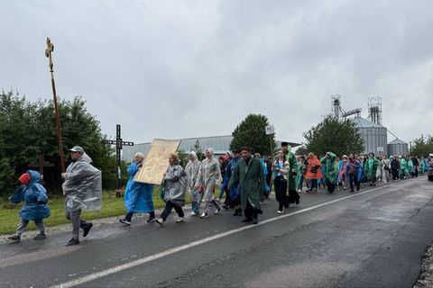 Сотні паломників вирушили до Зарваниці молитися за мир
