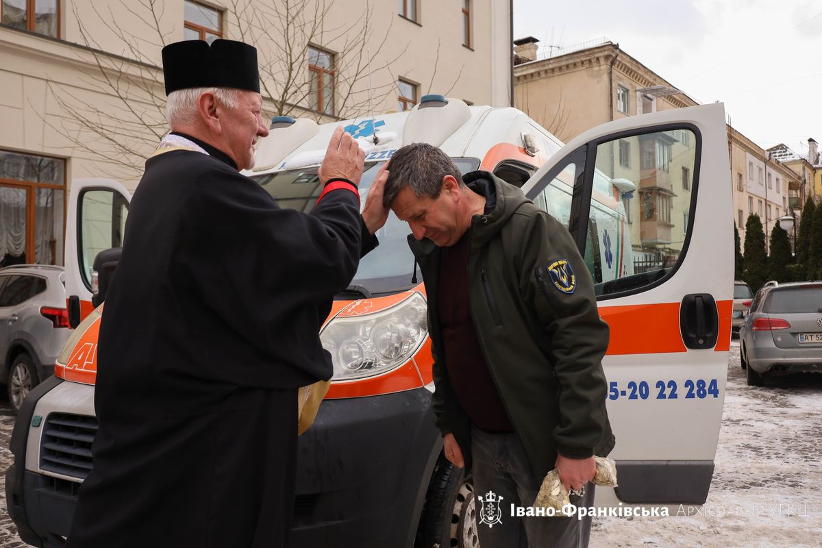 Митрополит Володимир Війтишин освятив чергову карету швидкої допомоги для захисників
