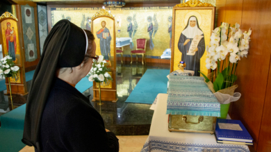 Сестра Софія Лебедович, Генеральна настоятелька Згромадження сестер служебниць, молиться біля мощей Блаженної Йосафати, в каплиці Генерального Дому в Римі