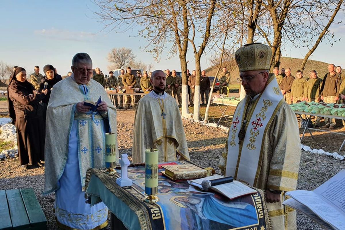 Владика Богдан Манишин відслужив Великодні богослуження для військових у Краматорську і освятив паски