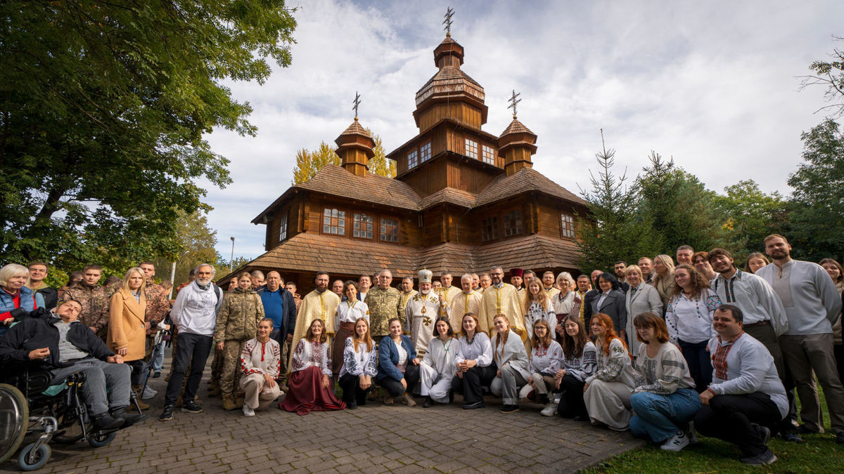 Загальноуніверситетська Архиєрейська Літургія у деревʼяній церкві Блаженних мучеників УГКЦ