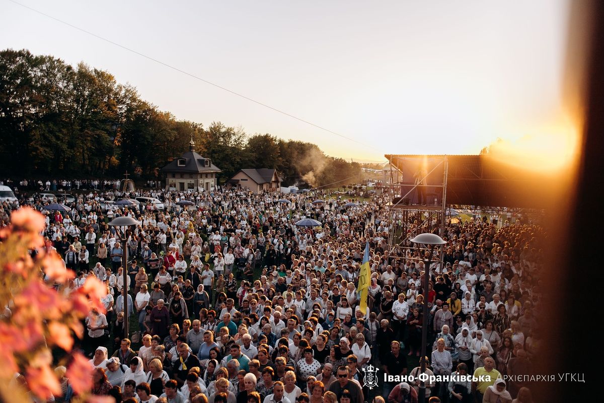 Тисячі паломників з України зібралися на ювілейну прощу вервиці в Погоні