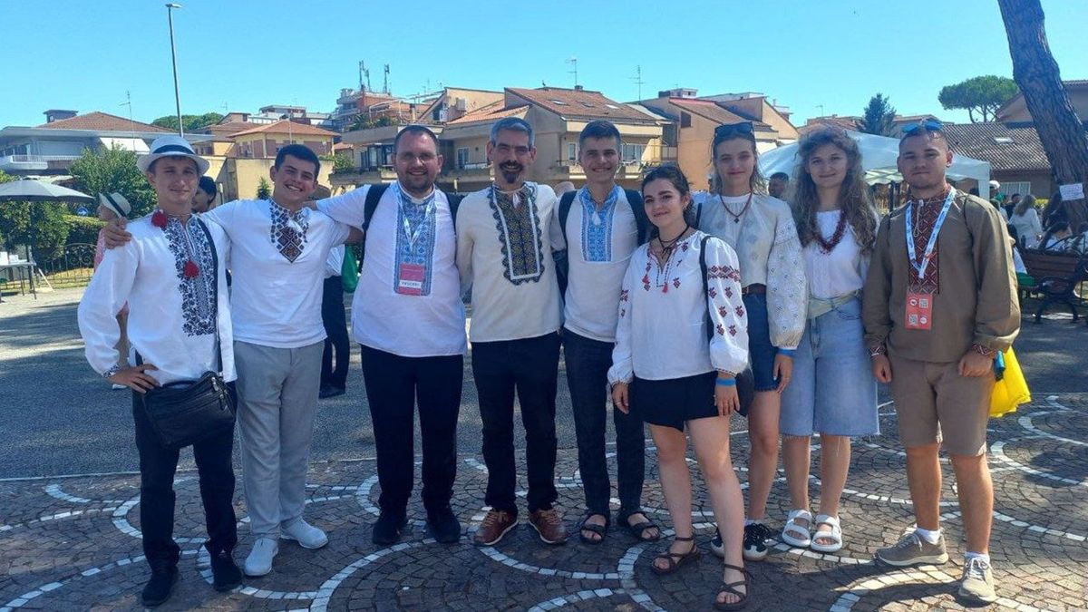 Владика Максим Рябуха з молоддю