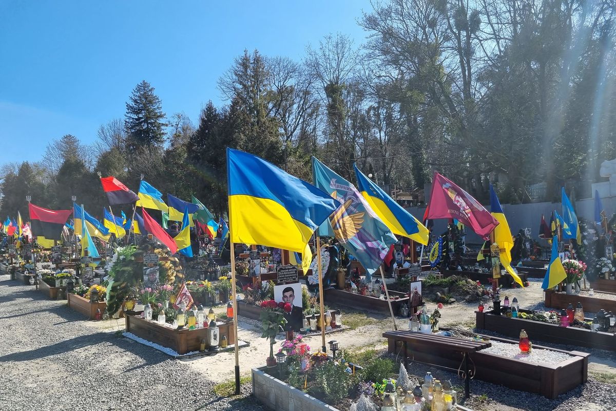 «В їхніх ранах наше спасіння», — владика Богдан Дзюрах перед могилами захисників України