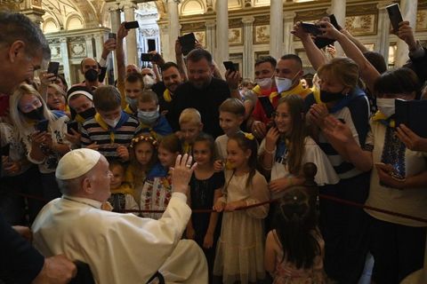 Разом з українцями Риму Папа Франциск помолився Розарій за мир