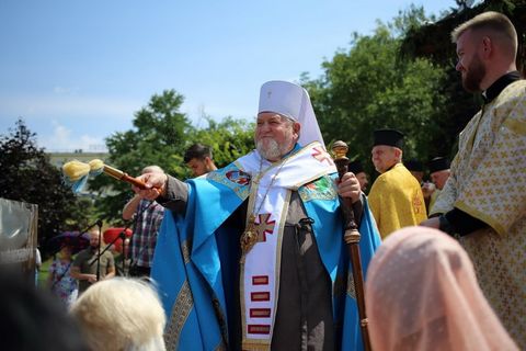 Митрополит Василій Семенюк освятив воду на набережній Тернопільського ставу