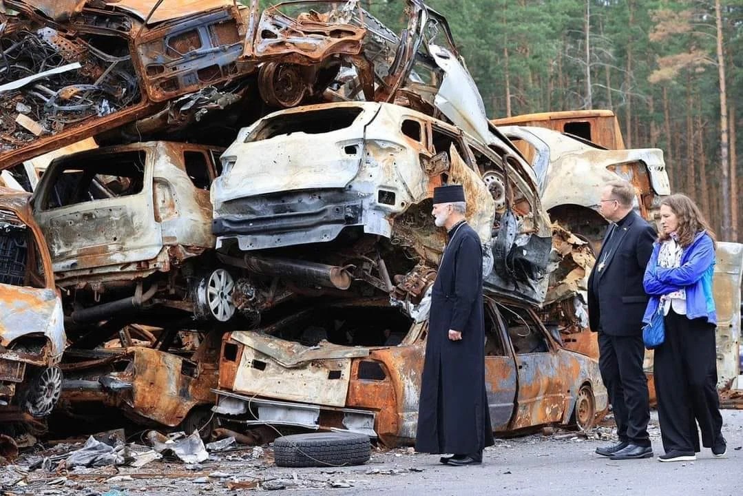 Владика Борис Ґудзяк під час відвідин Бучі. Фото: Facebook/Український католицький університет UCuniversity