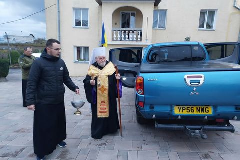 Єпископ Василій Семенюк освятив автомобіль для захисників України