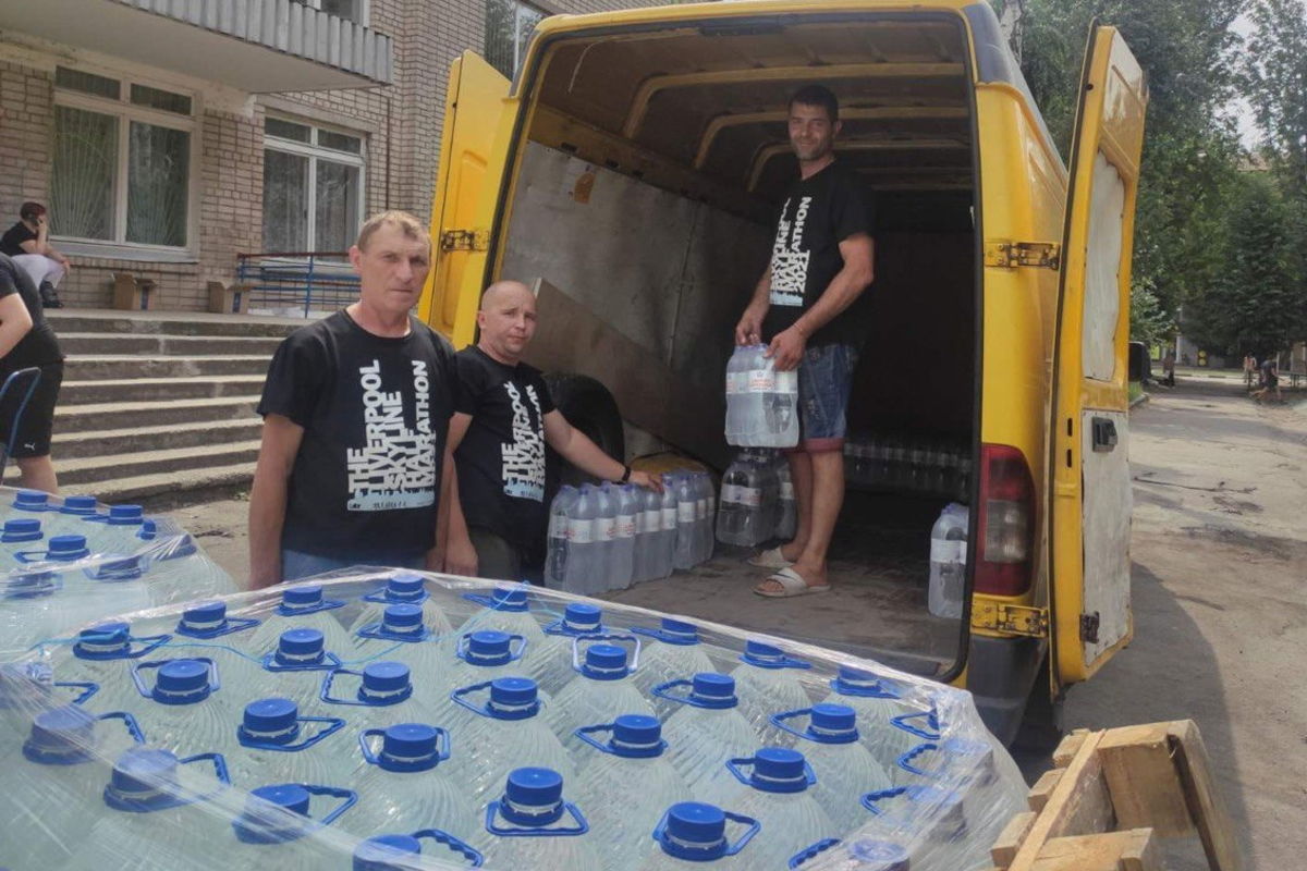 Митрополит Василій Семенюк благословив черговий вантаж питної води для потерпілих мешканців Нікополя