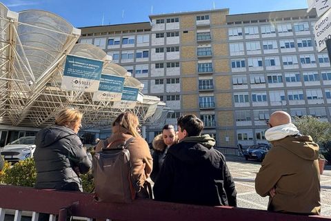 Папа Франциск з лікарні: «Дякую вам за молитви, й надалі молімося за мир»