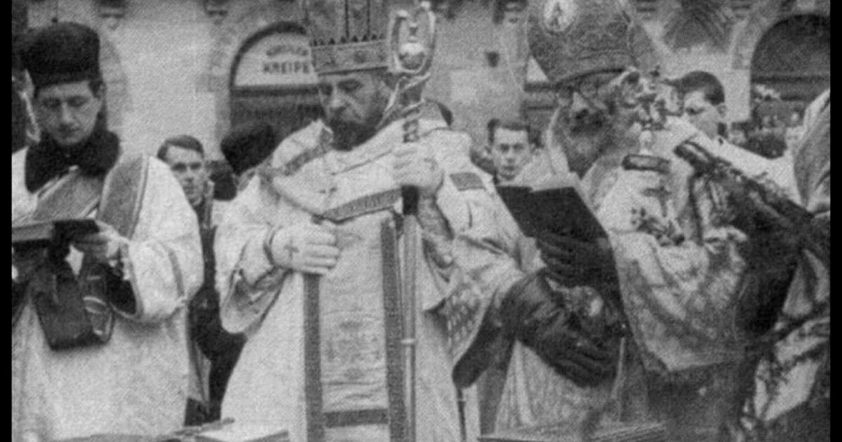Свято Водохреща 19 січня 1943 року у Львові. Єпископи Йосиф Сліпий та Миколай Чарнецький