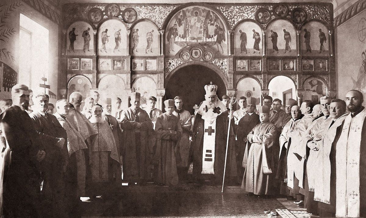Свячення каплиці семінарії Святого Духа, ЛЬвів, лютий 1929 рік. У центрі фотографії митрополит Андрей Шептицький, ліворуч, з краю єпископ Йосиф Сліпий
