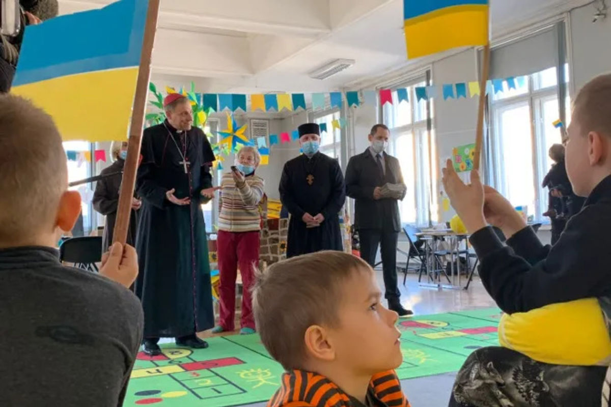Ризький архиєпископ відвідав українських дітей-біженців