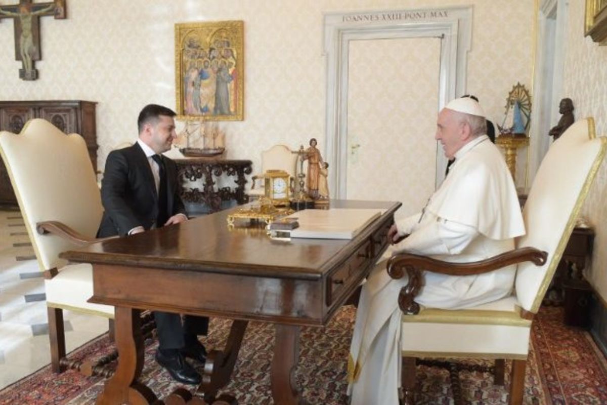 Папа Франциск провів телефонну розмову з Володимиром Зеленським