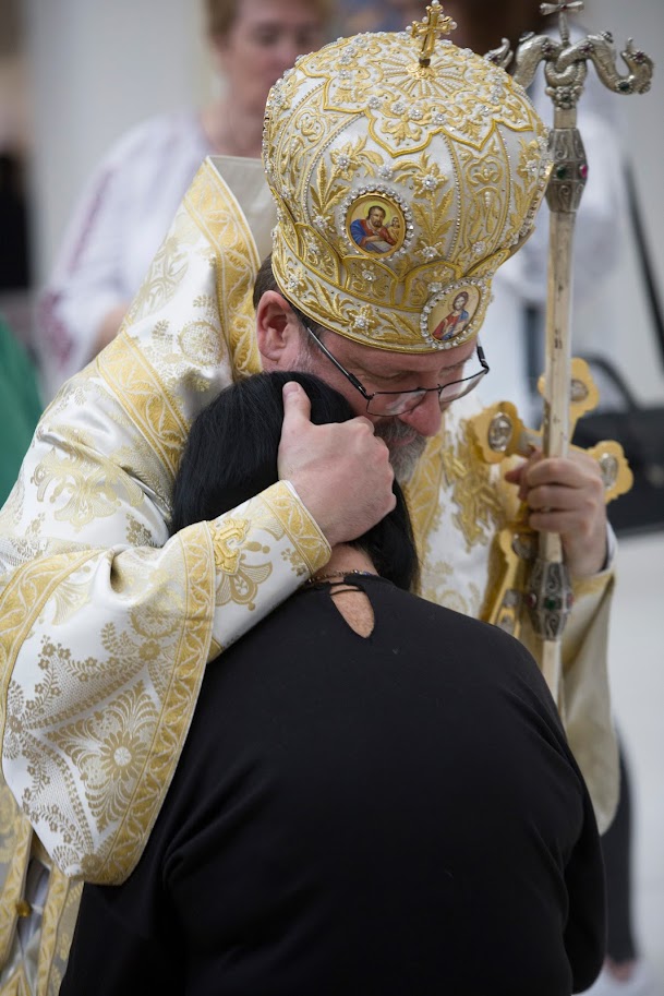 Блаженніший Святослав обіймає маму, яка втратила свою дитину на війні, у Патріаршому соборі Воскресіння Христового. Фото: Олександр Савранський.