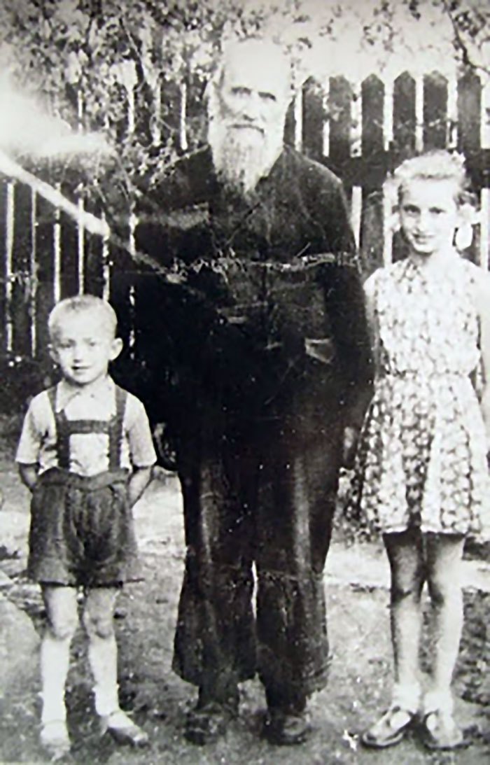 Владика Миколай Чарнецький із сусідськими дітьми, 1958 р.