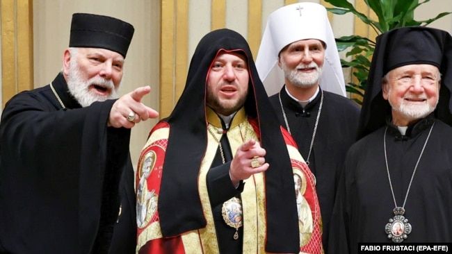 Кардинал УГКЦ Микола Бичок (другий зліва), митрополит Борис Ґудзяк (праворуч від нього)наі церемонії консисторії,Ватикан, 7 грудня 2024 року.