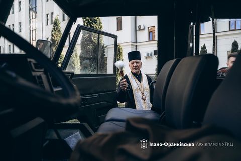 Митрополит Володимир Війтишин освятив автомобілі для 10-ої гірсько-штурмової бригади «Едельвейс»