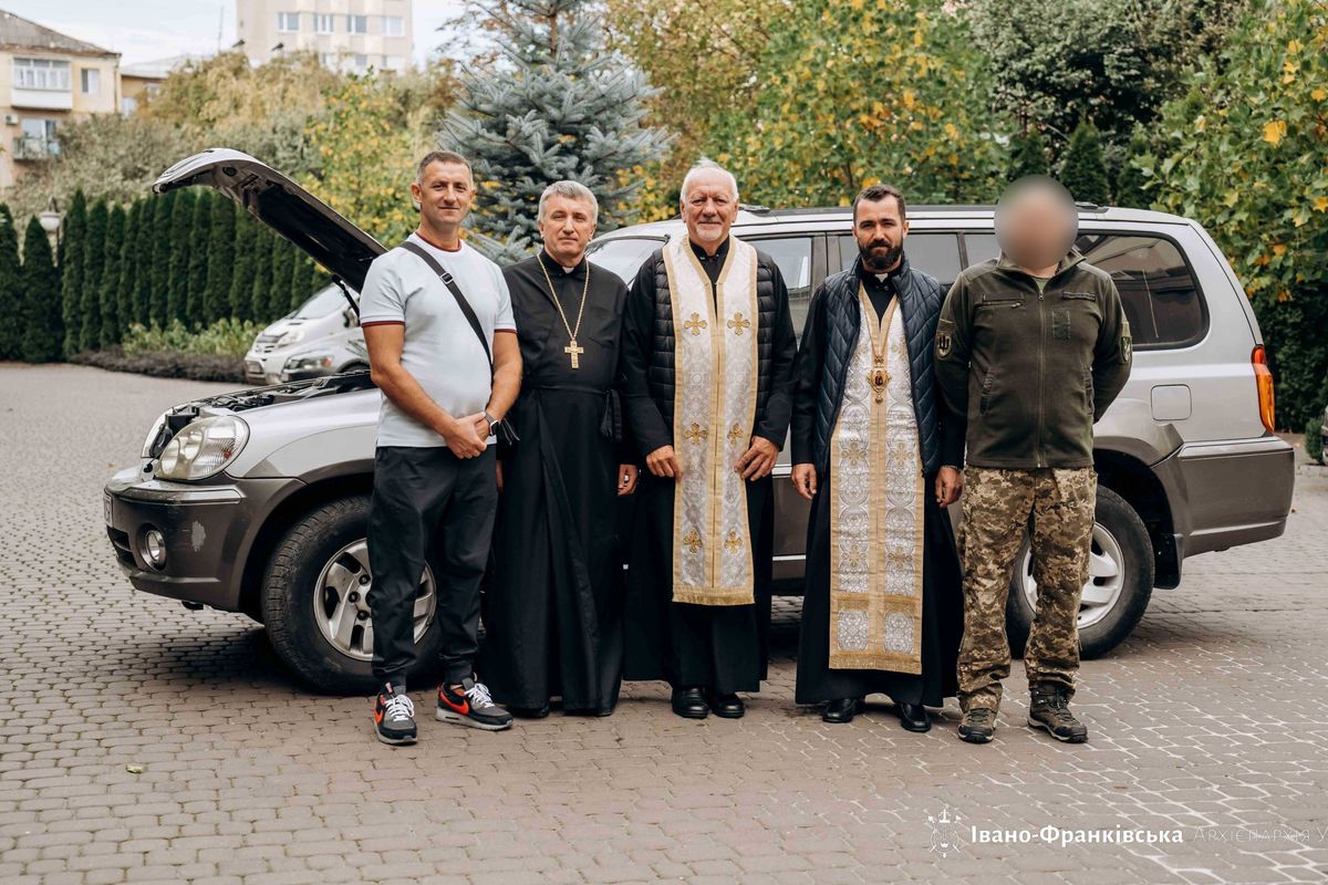 Митрополит Володимир Війтишин освятив черговий автомобіль для потреб ЗСУ