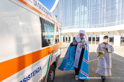 Митрополит Володимир Війтишин освятив чергову карету швидкої допомоги для ЗСУ від вірних Міланського деканату