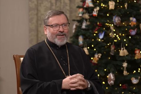 «Ми віримо в Бога, який присутній у кожному людському стражданні, щоб його перемінити» — Блаженніший Святослав в ефірі «Прямого»