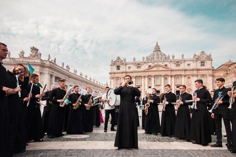 Духовий оркестр Львівської духовної семінарії: музика єднає покоління і народи