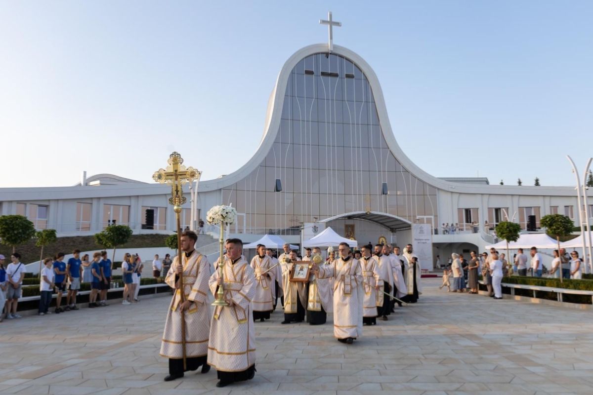 Сотні паломників прибули до Старуні на патріаршу прощу