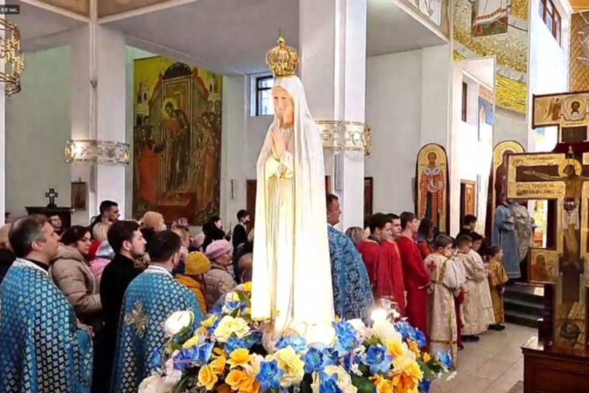 «Знак миру»: до Львова прибула мандрівна статуя Діви Марії з Фатіми