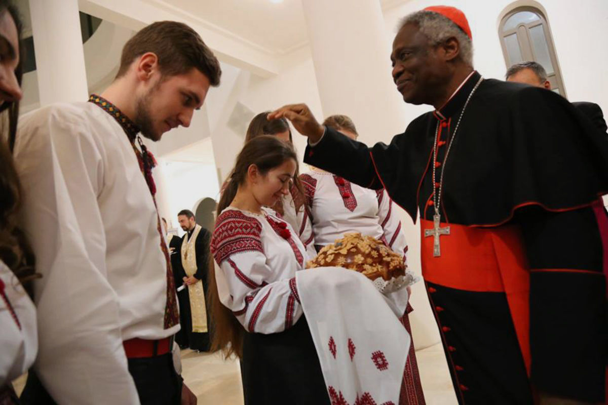 Кардинал Петер Тарксон молився за мир в Україні та передав благословення українському народові від Папи Франциска