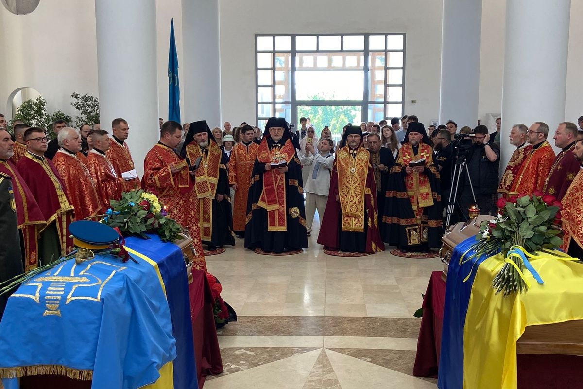 «Народ, який повертає своїх Героїв, повертає самого себе» — владика Йосиф Мілян під час перепоховання Андрія і Софії Мельників
