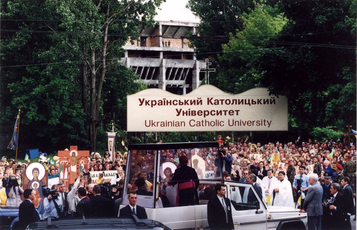 Іван Павло ІІ освятив наріжний камінь під будівництво університетського містечка УКУ, 2001 рік