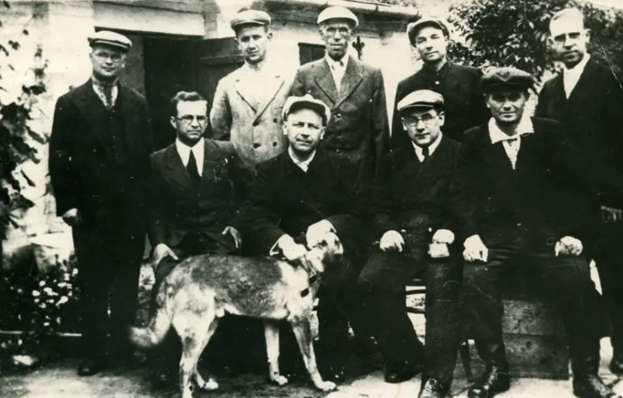 Отець Василь Величковський (сидить другий зліва) зі співбратами. Світлина 1940-х рр.