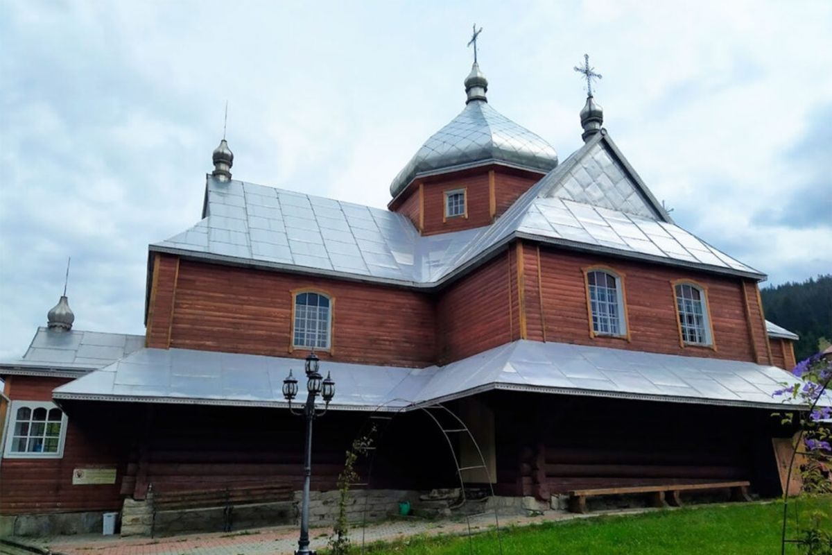 130 років віри і молитви: у Яблуниці відзначили ювілей храму за участю владики Петра Голінея