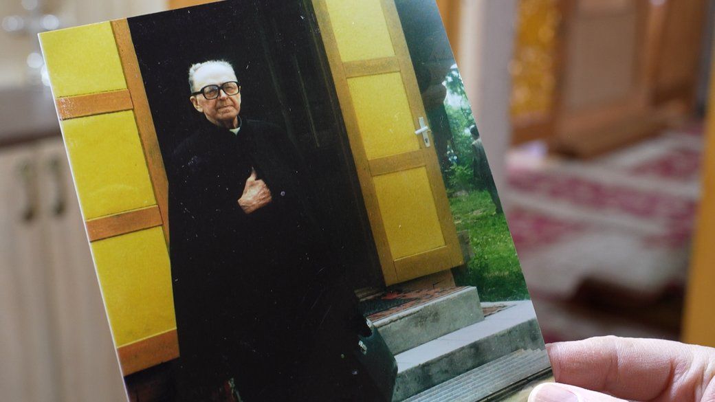 Отець Іван Чав'як на порозі храму Святого Дмитрія Солунського, Івано-Франківськ. Джерело фото: Cуспільне Івано-Франківськ.