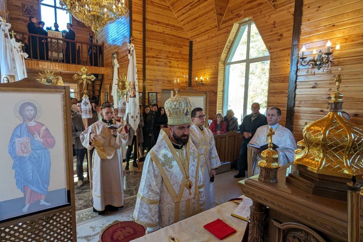 У с. Нова Гута за участі владики Миколи Семенишина відбулося посвячення новозбудованого храму