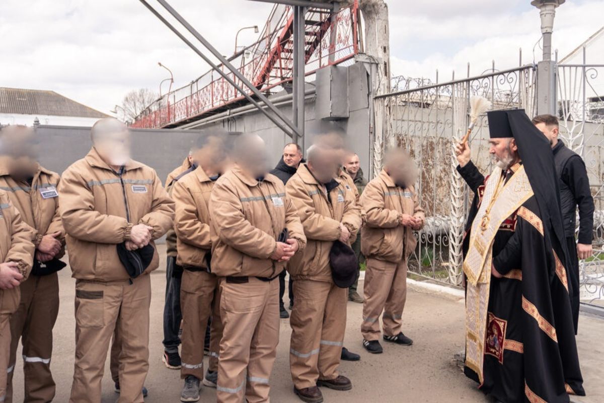 Напередодні Пасхи єпископ Василій Івасюк поблагословив в’язнів Коломийської колонії