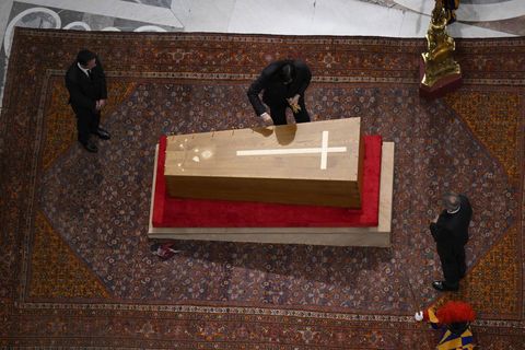 У базиліці Святого Петра закрили труну папи Франциска