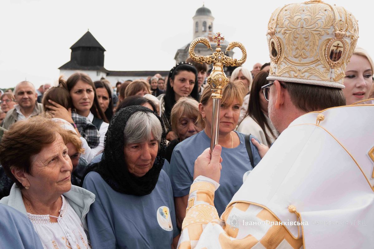 Глава УГКЦ зустрівся у Крилосі з родинами полеглих Героїв України та освятив 6 автівок для ЗСУ