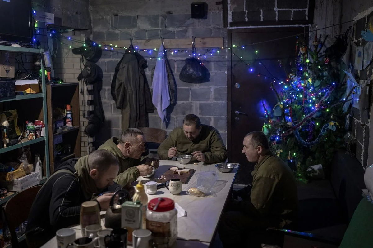 Українські солдати святкують Новий рік у невідомому місці на лінії фронту в Донецькій області, Україна, 31 грудня 2023 року. (Ozge Elif Kizil/Anadolu/Getty Images)