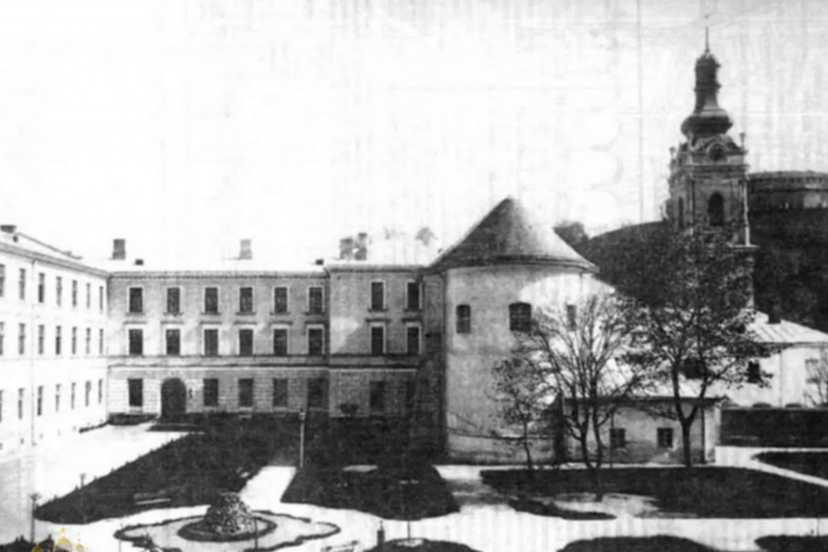 На місці знищеної під час Другої світової війни церкви Святого Духа у Львові відновили богослужіння. Репортаж