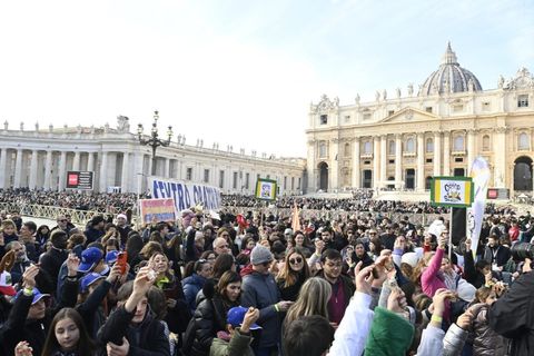 Щоб всі діти могли жити в мирі: Папа просить про молитву