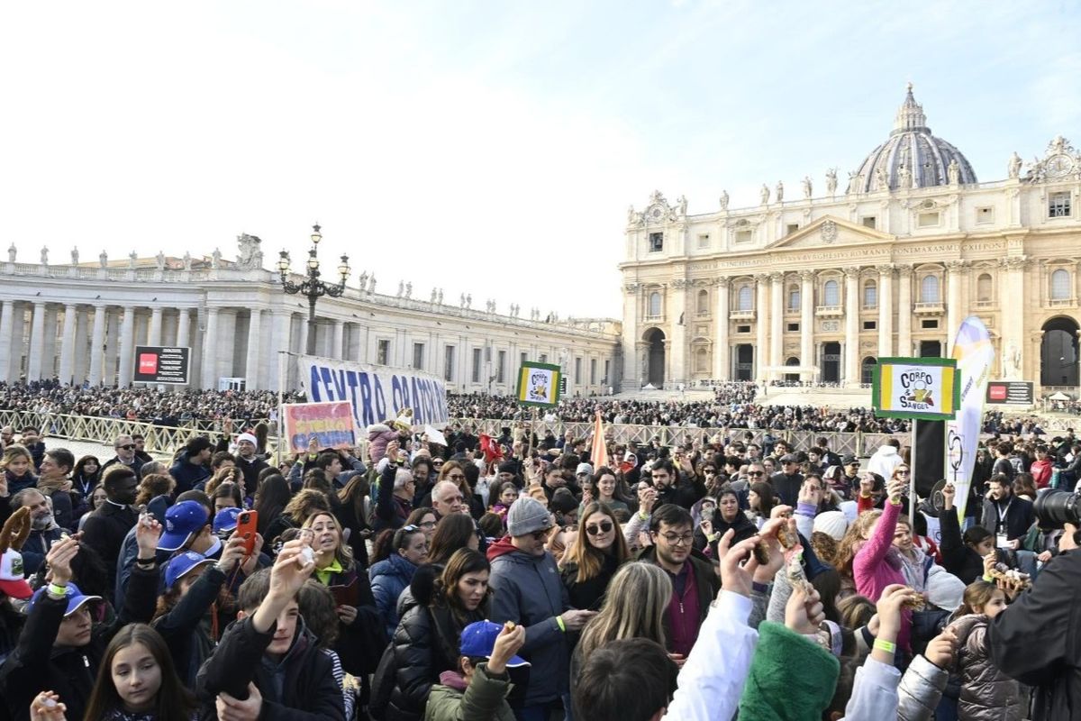 Щоб всі діти могли жити в мирі: Папа просить про молитву