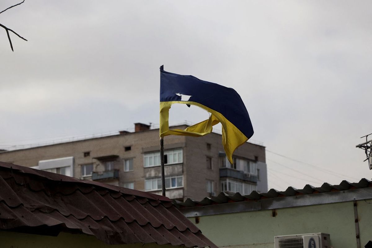 Український прапор, розірваний осколками після російського обстрілу, майорить у Миколаєві, ключовому місті на шляху до Одеси, найбільшого порту України, 27 березня. (Олександр Гіманов/AFP/Getty Images)