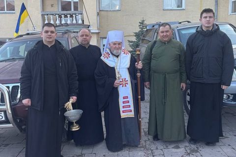 Єпископ Василій Семенюк благословив автомобіль для військових
