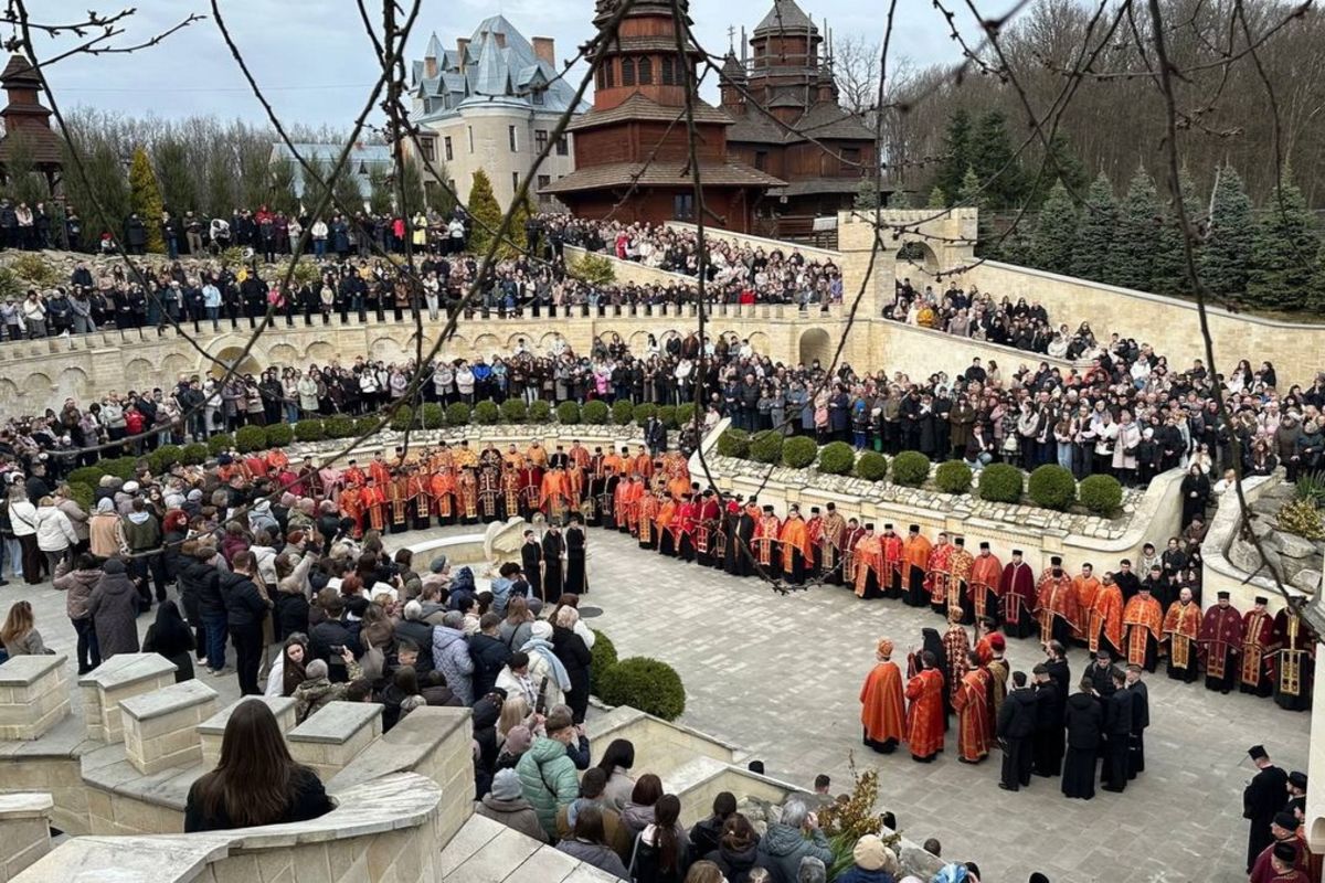 У Зарваниці відбулася Хресна дорога за справедливий мир в Україні та збірка на ЗСУ