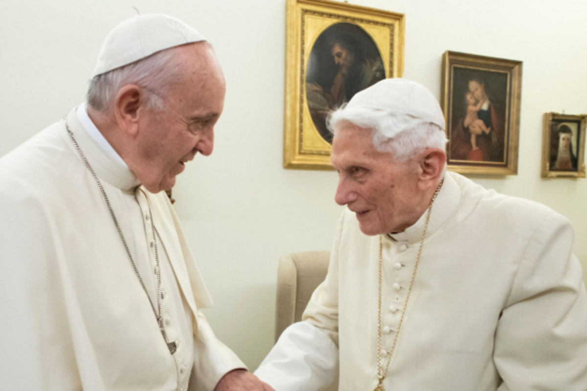 Папа Франциск і Венедикт XVI зробили перше щеплення від Covid-19